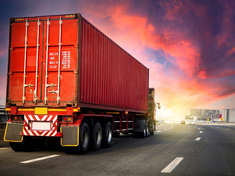 samochód ciężarowy o wschodzie słońca