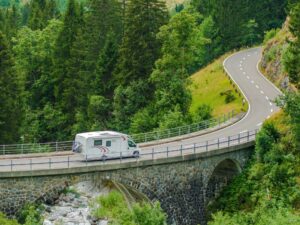 Jak odpowiednio przygotować kamper na długą podróż?